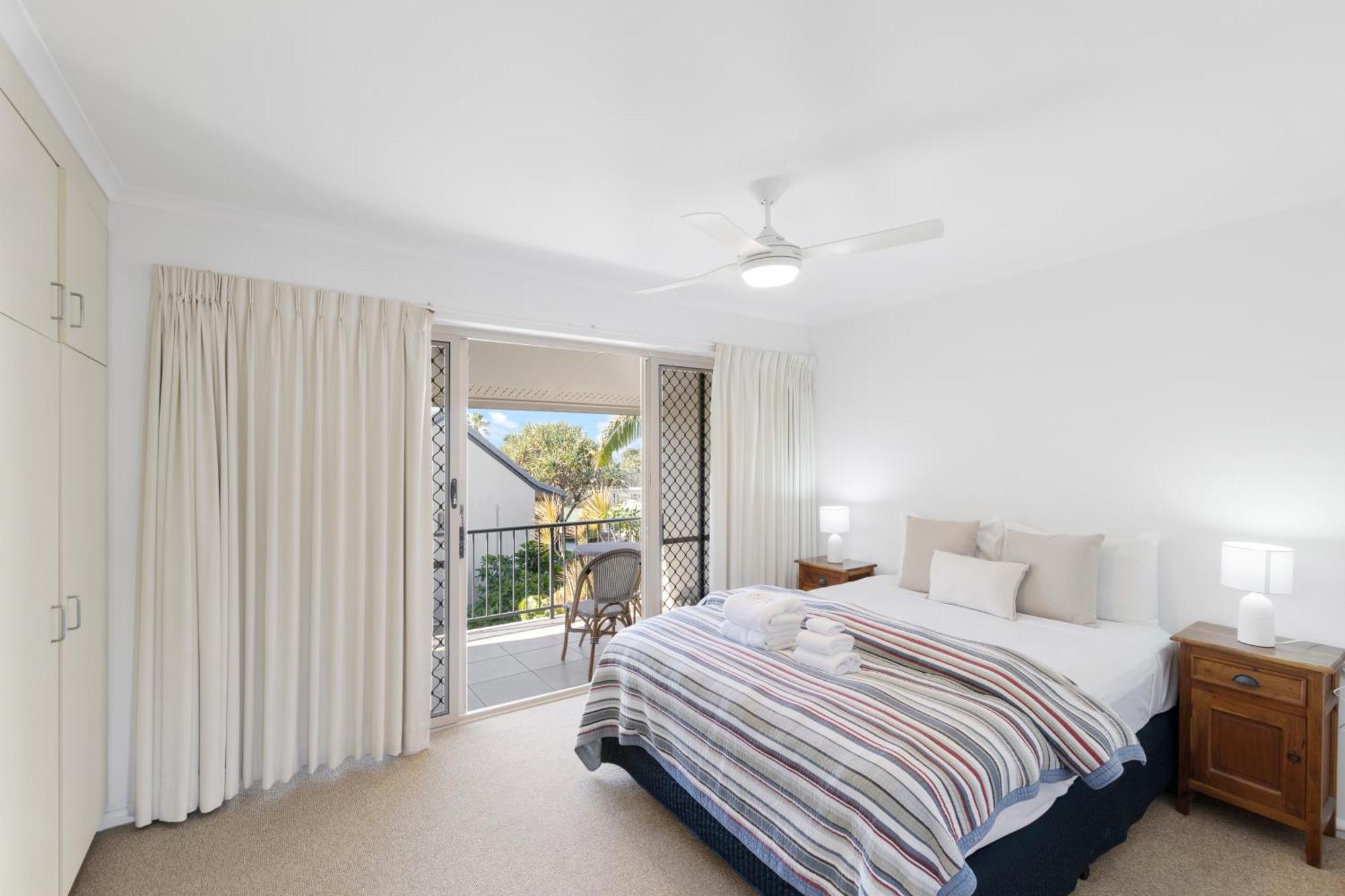 Beach Breakers Resort Sunrise Beach Buitenkant foto